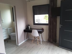 Villa'vi Lyon Est Chambres d'Hôtes في سانت-بريست: غرفة بها مكتب ومرحاض ونافذة +54 صورة