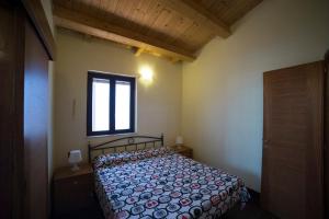 Schlafzimmer mit einem Bett und einem Fenster in der Unterkunft Red Orange Catania Ognina in Catania