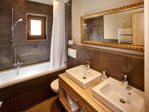 A bathroom at A Casa Juwel Apartment