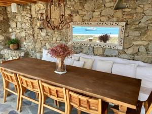 - une salle à manger avec une table et un canapé dans l'établissement Beachfront Mykonos Guest House, à Ornos