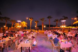 Restaurace v ubytování Maris Beach Hotel + 31 fotografií
