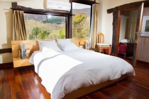 オンダリビアにあるpaperkienea - artandrelaxのベッドルーム(大型ベッド1台、大きな窓付)
