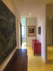 ストレーザにあるBellaの壁画と赤いドレッサー付きの部屋