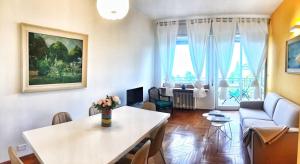 een woonkamer met een tafel en een bank bij Bella in Stresa