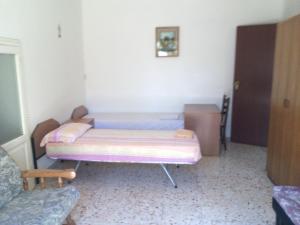 フランカヴィッラ・フォンターナにあるVacanza in casa rurale nel Salentoの部屋の角にベッドが備わる部屋