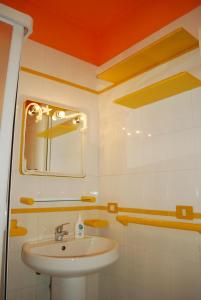 サン・ヴィート・ロ・カーポにあるAppartamento Antaresのバスルーム(洗面台、鏡付)