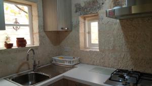 Kuchyň nebo kuchyňský kout v ubytování Stella's house + 37 fotografií