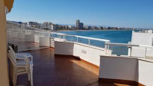 balcón con sillas y vistas al agua en Hotel Cabo de Mar, en Peñíscola