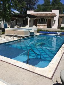 特基斯基亞潘的住宿－Hotel Regalo del Alma，一座房子前面的蓝色海水游泳池