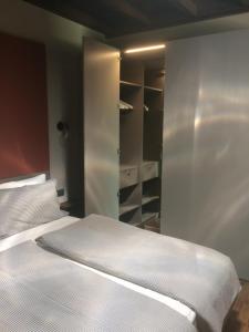 トスコラーノ・マデルノにあるEnergaiaのベッドルーム1室(ベッド2台、クローゼット付)