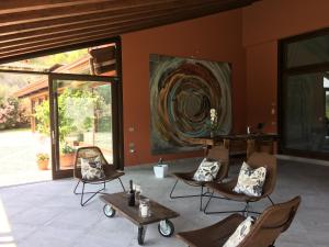 トスコラーノ・マデルノにあるEnergaiaの椅子とテーブル、壁画が備わる客室