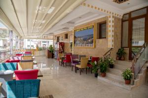 Ein Sitzbereich in der Unterkunft Kayı Hotel