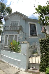 ein blaues Haus mit einem Tor davor in der Unterkunft Reisnger Hostel in Rio de Janeiro