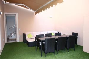 - une salle à manger avec une table, des chaises et un canapé dans l'établissement Il Borgo, à Castelsardo