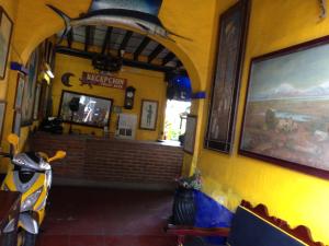 un restaurante con bar y TV en una habitación en Pension California, en La Paz