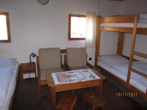 Ein Etagenbett oder Etagenbetten in einem Zimmer der Unterkunft Horská Chata U Básníka