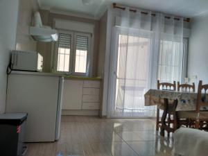 Una cocina y un comedor con mesa y sillas. en ApartRoquetas, en Roquetas de Mar 14 fotos más