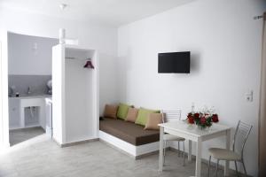 een woonkamer met een bank en een tafel bij Galaxy studios in Astypalaia-stad (Chora)