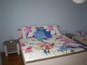 Voodi või voodid majutusasutuse apartman pro 4 osoby toas