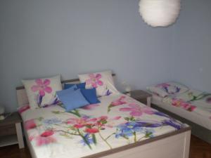 Voodi või voodid majutusasutuse apartman pro 4 osoby toas