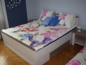 Voodi või voodid majutusasutuse apartman pro 4 osoby toas