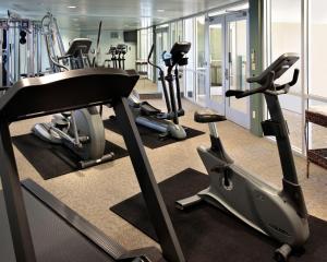 un gimnasio con varias cintas de correr y máquinas cardiovasculares en Shore Cliff Hotel, en Pismo Beach