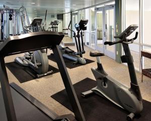 Fitness centrum a/nebo fitness zařízení v ubytování Shore Cliff Hotel