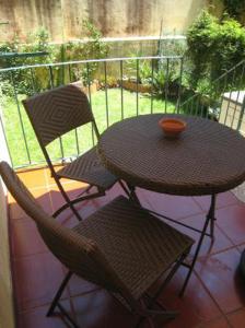 d'une table, de deux chaises, d'une table et d'un bol sur le balcon. dans l'établissement Jardin d'Olisipo - Centre Ville, à Lisbonne