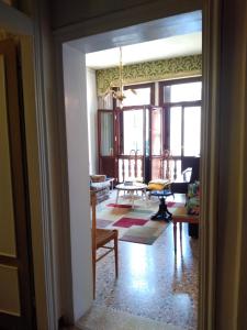 uma vista para uma sala de estar com uma mesa e cadeiras em Cà Widmann em Veneza