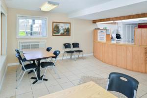 a waiting room with a table and chairs and a counter at Americas Best Value Inn - Lebanon in Lebanon +17 photos