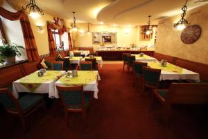 Restauracja lub miejsce do jedzenia w obiekcie Hotel Roudna