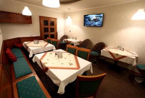 Telewizja i/lub zestaw kina domowego w obiekcie Hotel Roudna