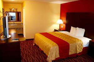 een hotelkamer met een groot bed en een televisie bij Holiday Lodge - Salem,OR in Salem