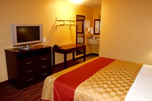 Katil atau katil-katil dalam bilik di Holiday Lodge - Salem,OR
