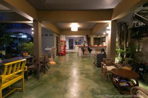 Lounge o bar area sa Home Phang-Nga Guesthouse