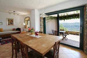 una sala da pranzo con tavolo in legno e un soggiorno di Jasmine Istra a Puče
