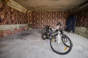 una stanza con due biciclette parcheggiate in essa di Forest House exclusive a Skhidnytsia