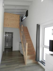 escalera de madera en una habitación con ventana en Pension Weber, en Erfurt