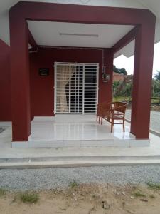 - une vue sur la terrasse couverte à l'avant d'une maison dans l'établissement Homestay AZMI ZITA, à Kuala Terengganu