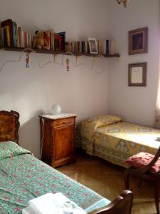 アラッシオにあるZahir b&bのベッドルーム1室(ベッド2台、ドレッサー、テーブル付)