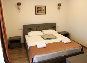 Postel nebo postele na pokoji v ubytování Hotel Kolkhi Shekvetili
