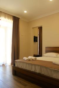Postel nebo postele na pokoji v ubytování Hotel Kolkhi Shekvetili