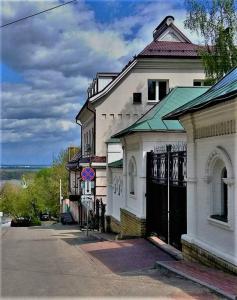 a street corner with a street sign and a building at Hotel U Domika Petra in Nizhny Novgorod