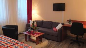 uma sala de estar com um sofá e uma mesa em Country House Baranjski Tulipan em Draž