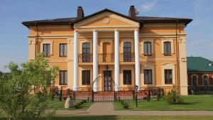 una gran casa amarilla con una puerta delante en Mirskiy Posad, en Mir