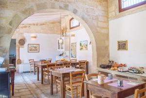 Reštaurácia alebo iné gastronomické zariadenie v ubytovaní B&B Masseria Dei 12 Granai