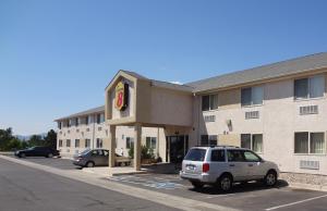 un coche aparcado en un aparcamiento frente a un hotel en Super 8 by Wyndham Colorado Springs Airport, en Colorado Springs