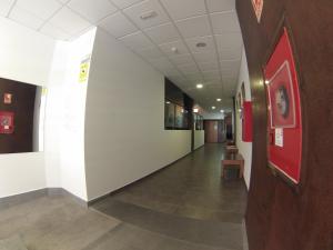 een hal in een kantoorgebouw met een rode en witte muur bij Loft Canteras in Las Palmas de Gran Canaria