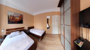 Ein Bett oder Betten in einem Zimmer der Unterkunft Stadthotel Jülich
