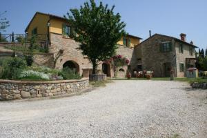 カステルヌオーヴォ・ベラルデンガにあるPodere San Simoneの石造りの大石造りの家